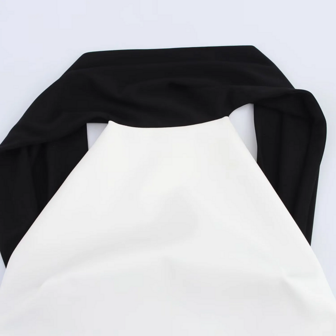 Anika | Weißes Mini-Kleid mit Neckholder und schulterfreiem Design